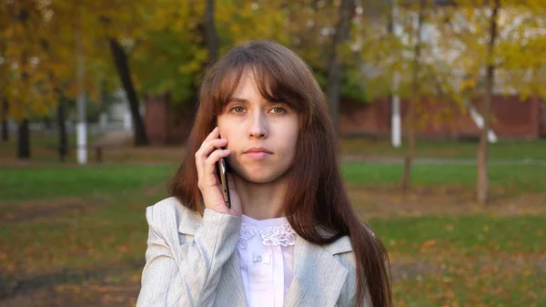 Mulher de negócios em terno de negócios falando no smartphone e sorrindo. A rapariga comunica por telefone. Close-up — Fotografia de Stock