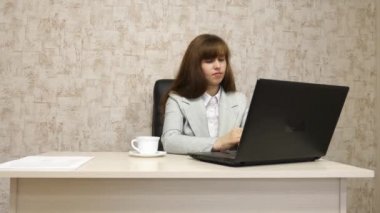 Bilgisayar ofiste çalışan genç kız. bir dizüstü bilgisayarda İş yazışmaları güzel işkadını kadın. genç iş kadını onun işyerinde.