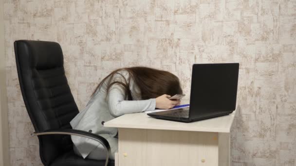 Frau im Büro gähnt am Arbeitsplatz. Müdes Mädchen will bei der Arbeit auf dem Tisch schlafen. Die Geschäftsfrau war entspannt bei der Arbeit und schlief am Computer ein. — Stockvideo