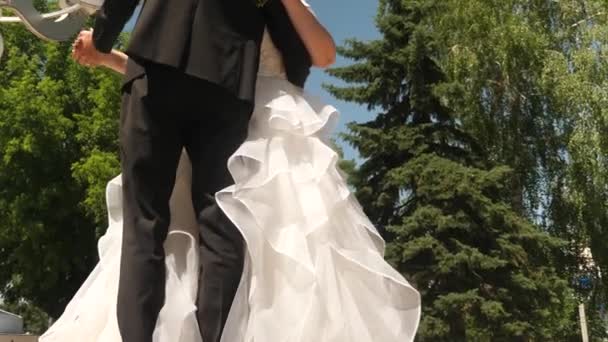 Homem e mulher românticos dançando no parque. Casal de casamento dançando dança bonita, close-up. trabalho de equipe bem coordenado da noiva e do noivo . — Vídeo de Stock