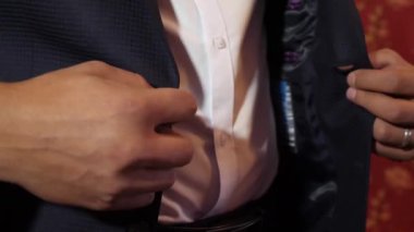 adam düğmesini yukarı onun ceket düğmeleri yakın çekim. sabah iş adamı iş üstünde koyar.