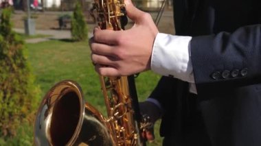 saksafon caz müzik bir adam. Ceketimi oyun üzerinde altın saksafon saksofoncu. Canlı performans. müzik iş kavramı. Sokak müzisyeni.