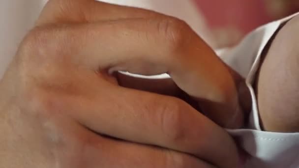 Üzletember helyezi a fehér inget. ember rögzít egy gombot inget. közelről. divat ember fogalma — Stock videók
