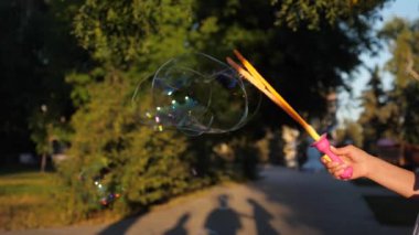 Aile çalış bahar yaz aylarında büyük sabun köpüğü Park açılırsa. Çocuk süslemeleri tatil için. Yakın çekim. Ağır çekim. Aile tatil kavramı.