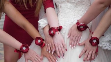 güzel elleri gelin ve nedimeler. düğün. Kızlar el kırmızı çiçekler ile dekore edilmiştir. moda kızlar