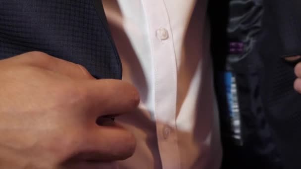 Moda adam kavramı. Erkek düğmesi ceketinin üzerindeki düğmelerini yukarı, yakın çekim. sabah işadamı iş koyar. Closeup. — Stok video