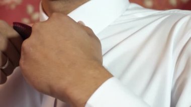 adam düzeltiyor papyon kadar yakın. müzisyen performans için hazırlar. Adam kravatını düzeltiyor. İyi giyimli genç adam klasik kırmızı papyon ayarlar. Yakın çekim.