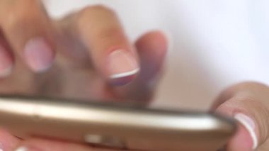 Kızlar parmak dokunmatik ekran smartphone. yakın çekim. Kadın el smartphone ve tarayıcı web sitesi ve e-posta tutun. Kızlar el smartphone ekranında bir mobil ileti yazmakta olduğunu.