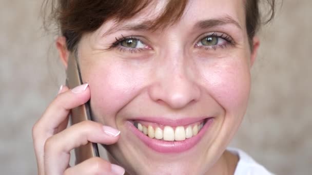 Ragazza che parla al cellulare ride, denti primo piano. donna che parla sullo smartphone e sorride primo piano. bisogno di lavarsi i denti . — Video Stock