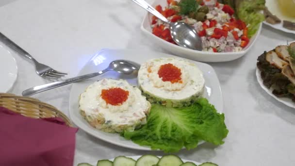 Sandwiches con caviar rojo y ensalada verde en un plato. mesa de comedor festivo. deliciosa comida en la mesa . — Vídeo de stock