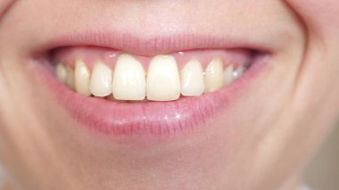 dudaklar Kiss yakın çekim. Genç bir kadının güzel bir gülümseme. Kız gülümseyen diş ve dudaklar yakın çekim.