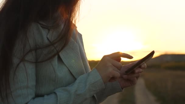 Niñas dedos pantalla táctil del teléfono inteligente. Primer plano. Las manos de las mujeres sostienen el teléfono inteligente y el sitio web del navegador y correo electrónico. las niñas mano está escribiendo un mensaje móvil en la pantalla del teléfono inteligente . — Vídeo de stock