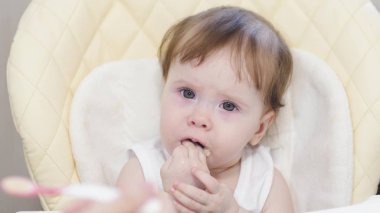 Anne bebek kaşık gelen beslemeleri..