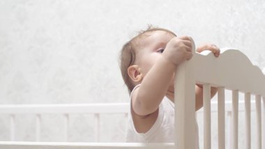 Şirin Bebek beşik içinde çalış