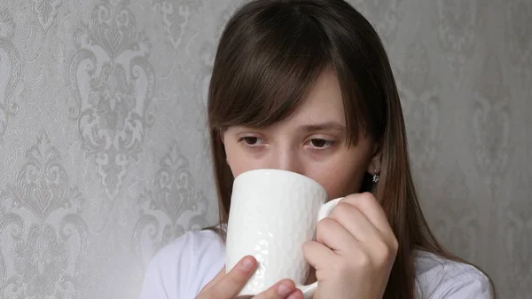 Mulher bonita sonhando com xícara de café quente . — Fotografia de Stock