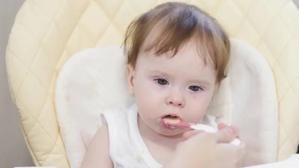 Madre alimenta al bebé con cuchara . — Foto de Stock