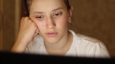 Kız bir ebook içinde laptop geceleri okuyor. Çocuk sosyal ağ bilgisayar içinde oturuyor ve e-posta kontrol