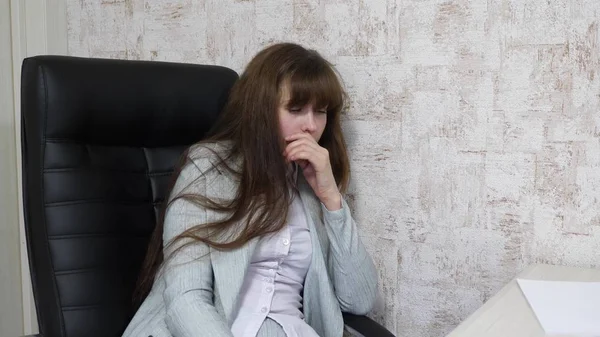 Jeune femme d'affaires fatiguée sur son lieu de travail. Une employée de bureau essuie les yeux fatigués. horaire de travail irrégulier d'un employé de bureau — Photo