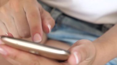 manikür ile kızın parmak dokunmatik ekran smartphone. Kadın el smartphone ve tarayıcı web sitesi ve e-posta tutun. yakın çekim. Kızlar el smartphone ekranında bir mobil ileti yazmakta olduğunu.