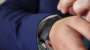 İş adamı ve onun gözetiminde koyar onun ceket kol düzeltiyor. Erkekler için stil smokin. Bir moda iş kişi kavramı. Yakın çekim