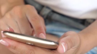 Kızlar el smartphone ekranında, bir mobil ileti yazmakta olduğunu yakın çekim. manikür ile kızın parmak dokunmatik ekran smartphone. Smartphone ve tarayıcı web sitesi ve e-posta kadın ellerini tutun.