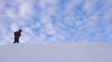 Yolcular birbirine kar ridge izleyin. Kışın koordineli çalışması Turizm. Bir takım dağcı kışın karlı bir tepe üzerinde gitmek. ekip çalışması zor koşullarda insan.