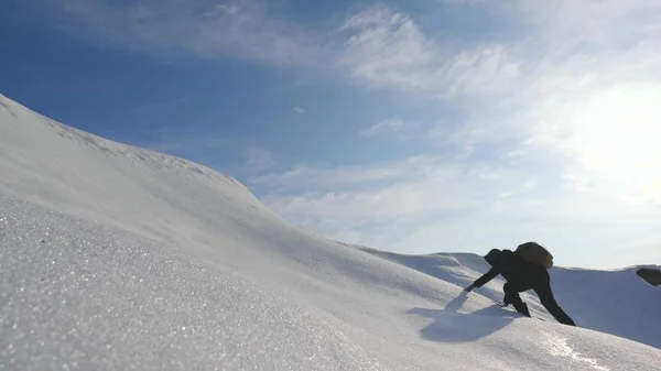 Teamwork will siegen. Bergsteiger erklimmen den Gipfel eines schneebedeckten Berges in Alaska. Reisende in der Arktis auf einem Hügel in den hellen Sonnenstrahlen. Sibirien-Konzept des Sporttourismus. — Stockfoto