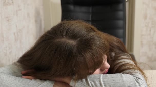 Mulher de negócios foi enfraquecida no trabalho e adormeceu em um computador. close-up. trabalhador de escritório cansado dorme em documentos em sua mesa . — Vídeo de Stock