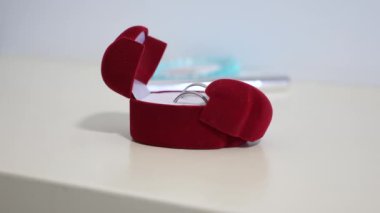 bir adamın el masadan düğün yüzükleri ile bir kutu alır. damat sevgili gelin için altın yüzük alır. Yeni bir aile yaratarak. Close. Aile kavramı, sevgi ve sadakat.