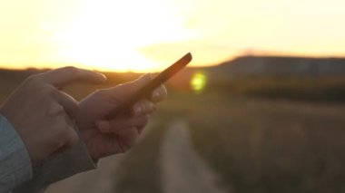 Kızlar parmak dokunmatik ekran smartphone. yakın çekim. Kadın el smartphone ve tarayıcı web sitesi ve e-posta tutun. Kızlar el smartphone ekranında bir mobil ileti yazmakta olduğunu.