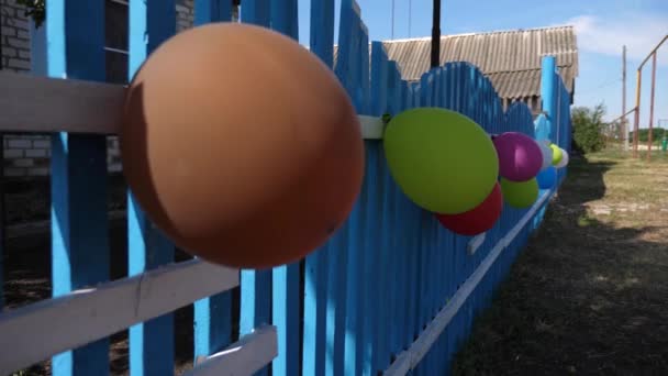 Feestelijke decoratie van een vakantie van de kinderen met ballonnen, landhuis. mooi design voor de feestdagen. — Stockvideo