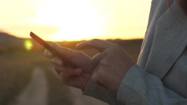 Kızlar parmak dokunmatik ekran smartphone. yakın çekim. Kadın el smartphone ve tarayıcı web sitesi ve e-posta tutun. Kızlar el smartphone ekranında bir mobil ileti yazmakta olduğunu.