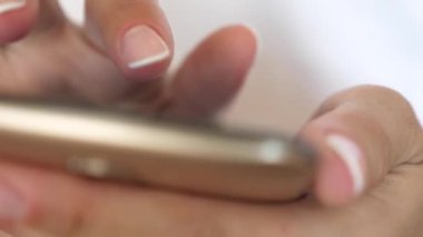 Kadın el smartphone ve tarayıcı web sitesi ve e-posta tutun. yakın çekim. Kızlar el smartphone ekranında bir mobil ileti yazmakta olduğunu.