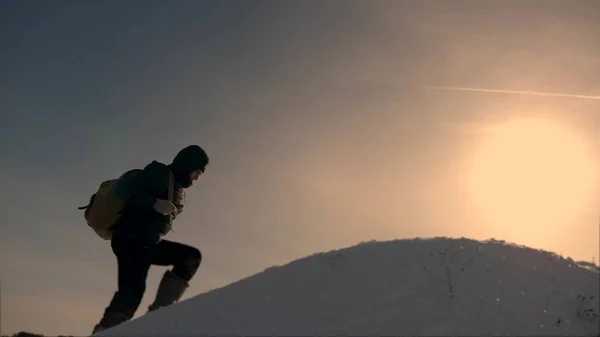 ビジネスの方々 のチームワーク。3 つの登山は、雪に覆われた丘の上に別の後に 1 つを登る。ビジネス人のチームは、勝利と成功に移動します。困難を克服するために共同作業します。. — ストック写真