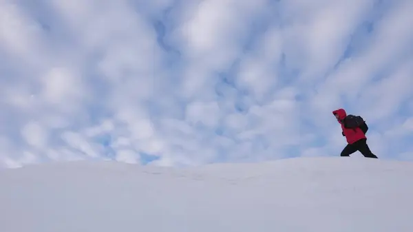 Les voyageurs se suivent le long de la crête enneigée. Alpenists équipe en hiver aller au sommet de la montagne. un tourisme d'équipe bien coordonné en hiver — Photo