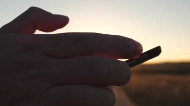 Günbatımında bir tablet üzerinde çalışan iş adamı. Ellerini bir adamın parmaklarını tablet üzerinde ilerliyorsunuz. yakın çekim. e-posta adam denetler.