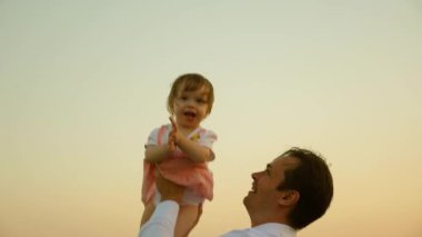 Babam kızını havaya fırlatıyor. ebeveynleri ile mutlu çocukluk çocuğu. Babam çocuğu havaya fırlattı. Mutlu bir aile kavramı. baba çocukla oynar.