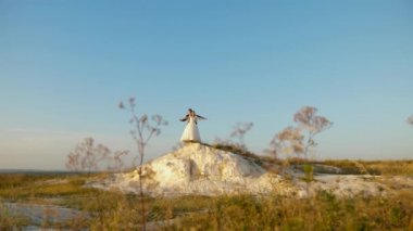 Romantik erkek ve kadın mavi gökyüzüne karşı gezinmek ve gülümseme. gelin ve damat mavi gökyüzüne karşı dans. Takım çalışması. mutlu aile konsepti. Balayı. Romantizm. bir erkek ve bir kadın arasındaki ilişki.