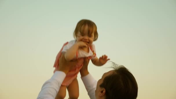 Dad throws up his daughter in the sky. happy childhood child with parents. Father threw the child high. The concept of a happy family. Dad plays with baby. — Stock Video