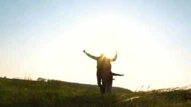 neşeli gezginler güneşe tek er teker koşarlar. Sırt çantaları ile mutlu turistler koşmak ve ellerini sallamak. iş adamlarının takım çalışması. iş ekibi kazanmak ve başarılı olmak için acele ediyor. Yavaş çekim.