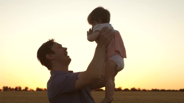 Dad throws up his daughter in the sky. happy childhood child with parents. Father threw the child high. The concept of a happy family. Dad plays with baby. father and child teamwork. — Stock Video