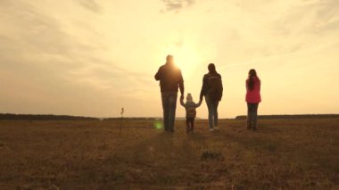 Baba, anne, küçük bir çocuk ve kızları ve evcil hayvan turistler. birbirine sıkı sıkıya bağlı bir ailenin takım çalışması. aile ovada köpek ile seyahat. Doğada bir spor aile tatili kavramı.