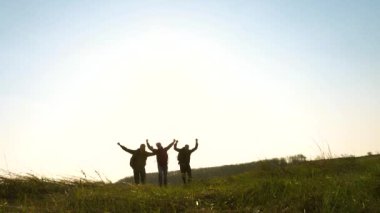 neşeli gezginler güneşe tek er teker koşarlar. Yavaş çekim. Sırt çantaları ile mutlu turistler koşmak ve ellerini sallamak. iş adamlarının takım çalışması. iş ekibi kazanmak ve başarılı olmak için acele.