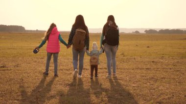 aile, köpekle birlikte ovaları ve dağları dolaşır. anne, kız ve ev evcil hayvan turistler. birbirine sıkı sıkıya bağlı bir ailenin takım çalışması. Doğada bir spor aile tatili kavramı.