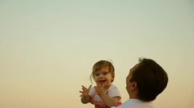 Babam çocuğu havaya fırlattı. Babam kızını havaya fırlatıyor. ebeveynleri ile mutlu çocukluk çocuğu. Mutlu bir aile kavramı. baba çocukla oynar.
