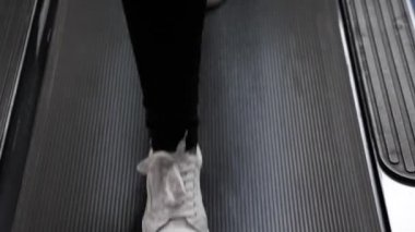 fitness kulübü kadın yürüyüş yapan. spor yaşam tarzı kavramı. spor salonunda kilo kaybı. yürüyerek bacak kaslarını güçlendirmek. Close. kardiyo yük. Kız koşu bandında antrenman lar. spor salonunda yürüyüş.