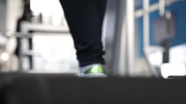 koşu bandı yakın çekim bir kızın bacakları. yürüyerek bacak kaslarını güçlendirmek. spor salonunda yürümek. kardiyo yük. kız koşu bandında trenler. fitness kulübü kadın. spor yaşam tarzı kavramı. spor salonunda kilo kaybı.