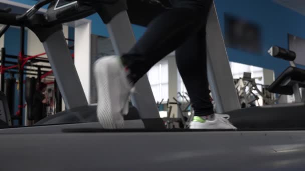 Posilování svalů nohou pomocí chůze. Close-up. nákladu v Cardio. na běžce. chodit v tělocvičně. fitness klub žena, která se účastní chůze. koncepce sportovního životního stylu. úbytek váhy v tělocvičně. — Stock video