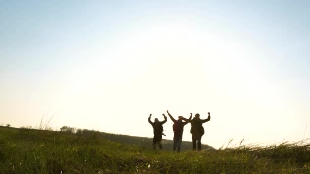 Trabajo en equipo de gente de negocios. viajeros alegres se encuentran con el sol uno por uno. Los turistas felices con mochilas corren y agitan sus manos. equipo de negocios tiene prisa por ganar y tener éxito. Movimiento lento . — Vídeo de stock