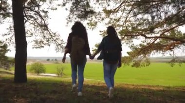 takım çalışması Hiker kız ellerini yükseltmek, zafer kutluyor ve sahne zevk. bir sırt çantası ile orman üzerinden tatil seyahat kadınlar, üst ellerini yükseltmek.